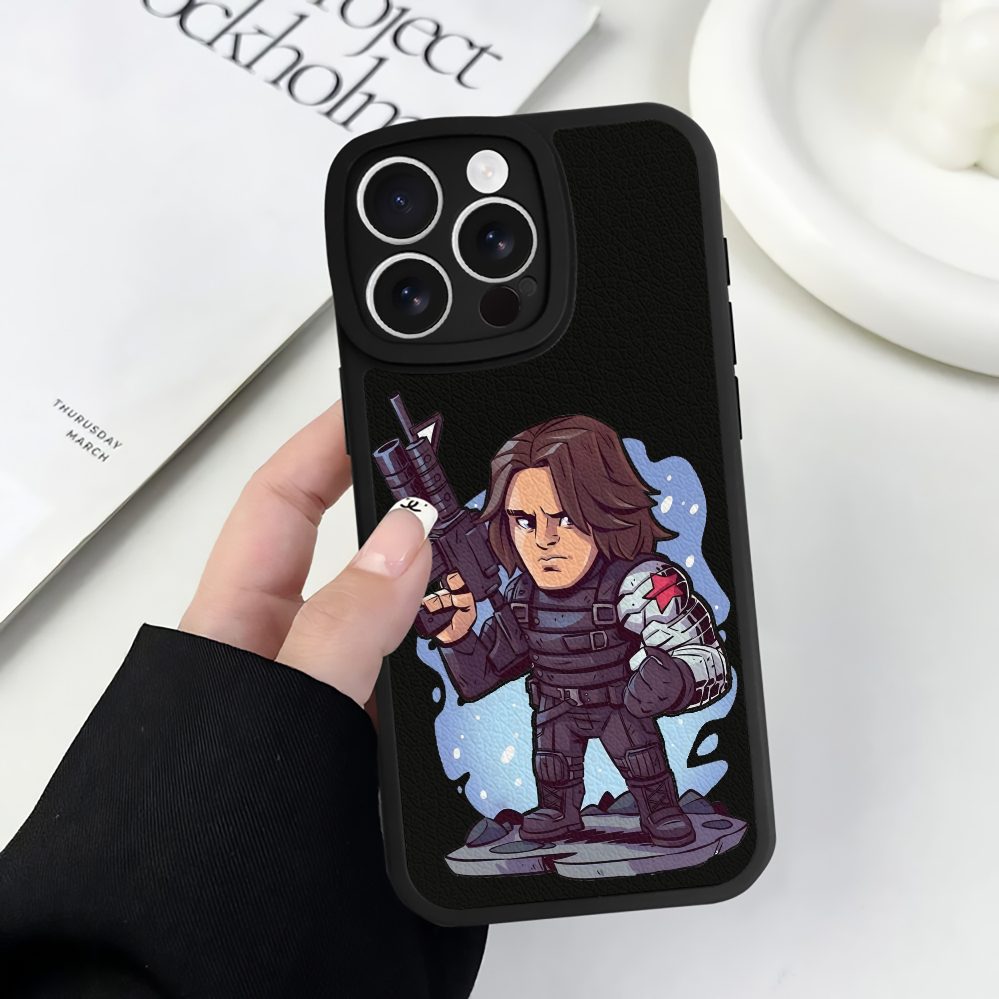 （画像用） アベンジャーズ The Avengers 【iPhone 16シリーズ対応】シリコンスマホケース（レザー調） 材質：シリコン